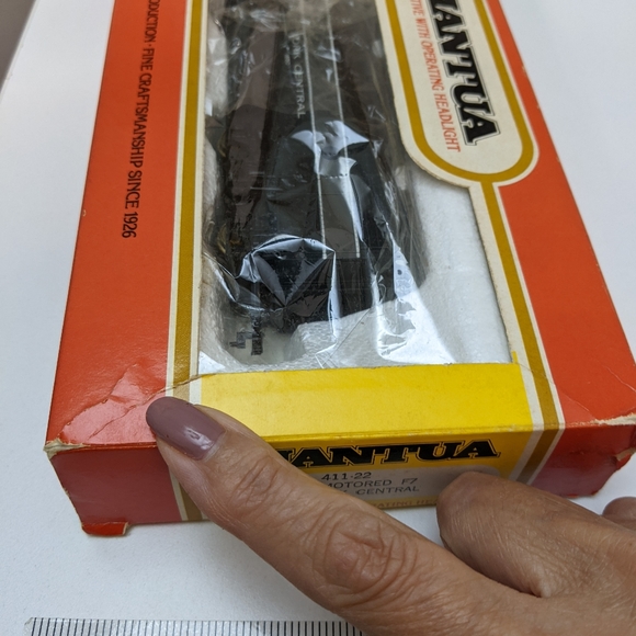 MANTUA New York Central 1650 Locomotive w Operating Headlight Engine 411-22 , HO - Picture 6 of 16